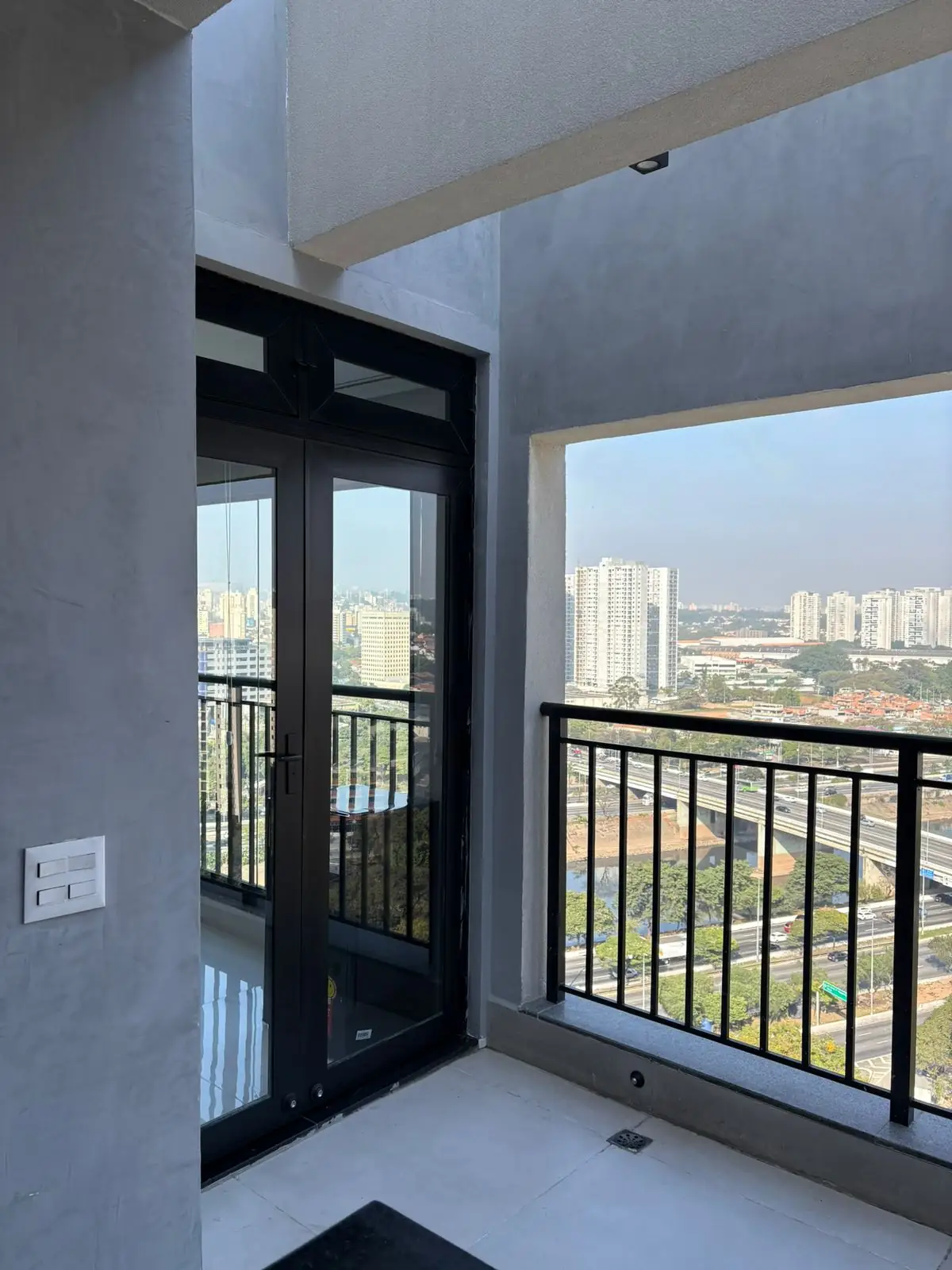 Sala ampla do apartamento de 117m²